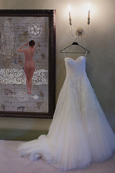 duvarda asılı gelinlik ve tablo