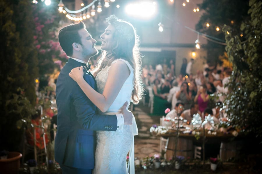 bahçe düğününde ilk dans sırasında doğal düğün fotoğrafları