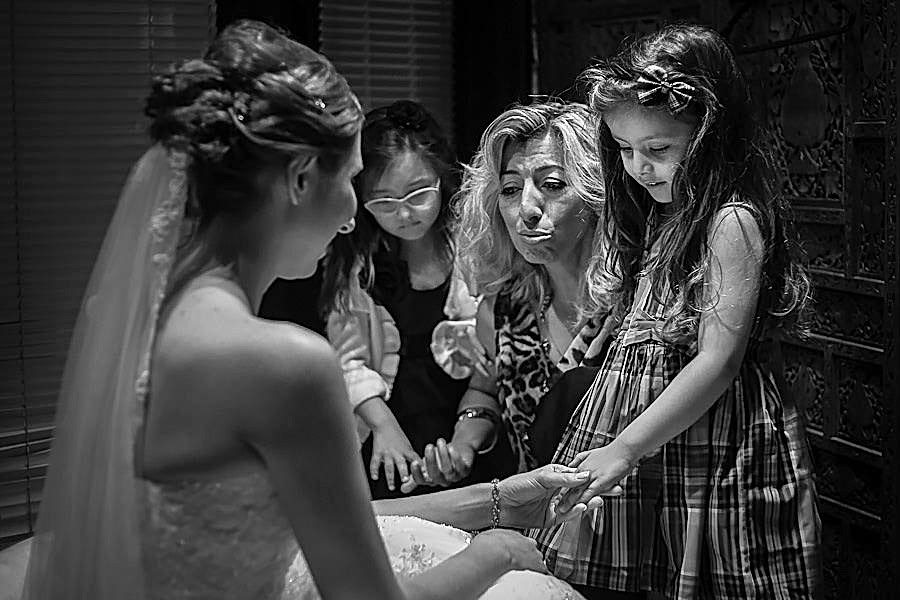 gelini görmeye gelen küçük kızlar