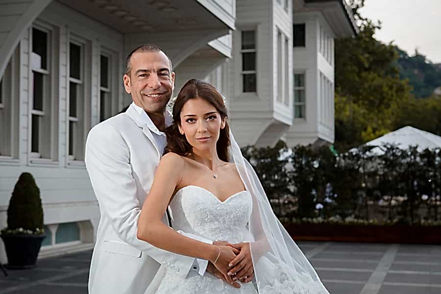 düğün fotoğrafçısı tarafından geleneksel yaklaşımla çekilmiş gelin damat pozu