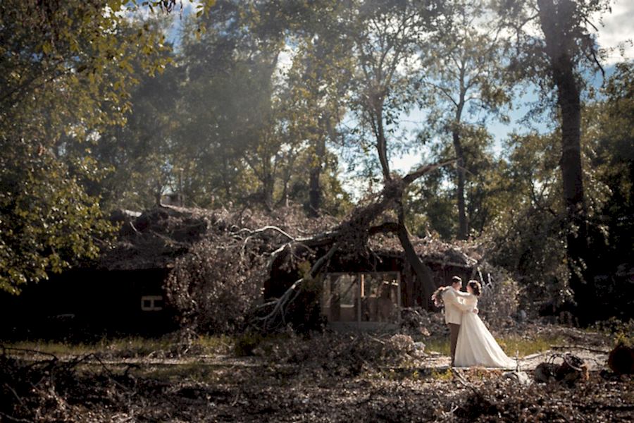 düğün fotoğrafçısı geniş kadraj kullanarak sahneyi de göstermiş
