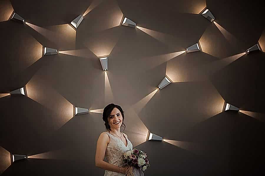 Klasik bir gelin pozunun yaratıcı bir kadrajla fotoğraflanışı