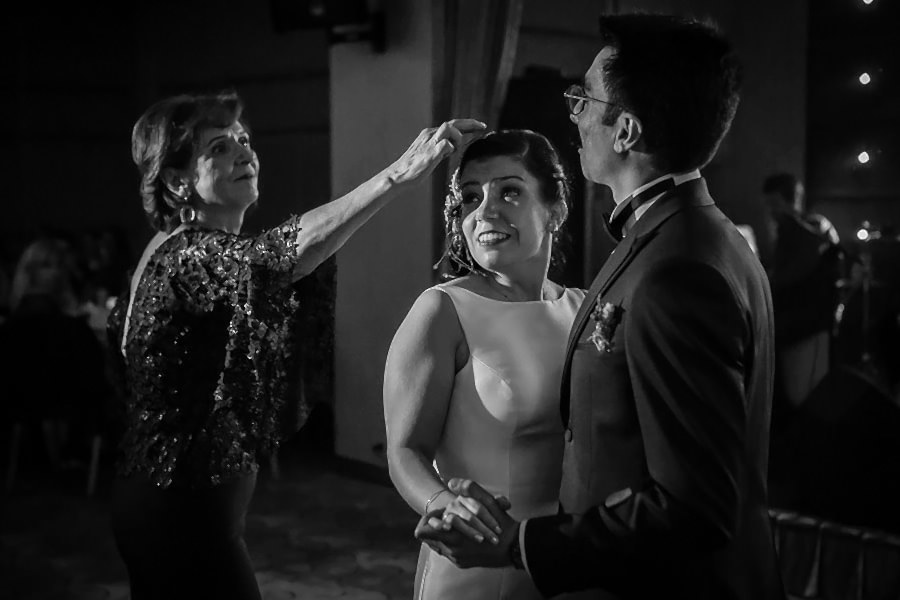 Gece devam eden düğün hikayesi çekimi ile yakalanan eğlenceli bir kare