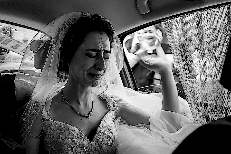 belgesel düğün fotoğrafçısı tarafından çekilmiş duygu dolu doğal düğün fotoğrafları