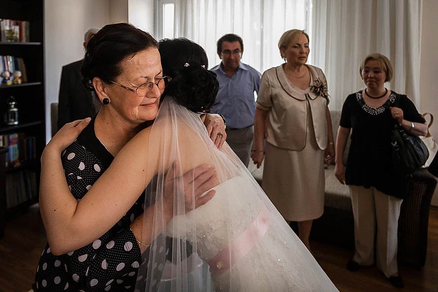 düğün hikayesinde gelin evden çıkarken aile büyükleriyle vedalaşıyor