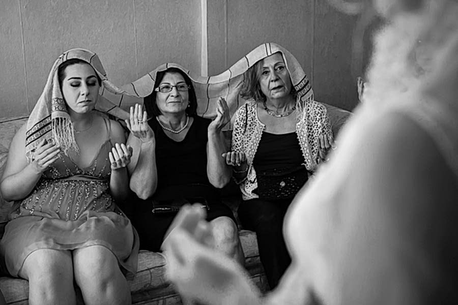 imam nikahı sırasında belgesel düğün fotoğrafı