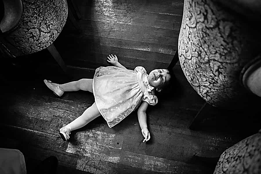 düğünde ağlayan küçük çocuk